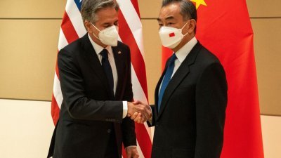 美国国务卿布林肯（左）23日与中国国务委员兼外交部长王毅会晤。 （图取自路透社）