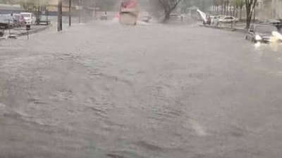 周六早上的一场豪雨导致峇央峇鲁市镇一带的主要道路发生闪电水灾，水位一度高达3尺及降雨量为65毫米至70毫米。