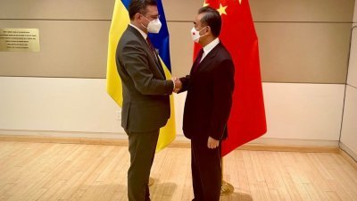 乌克兰外交部长库列巴（左）周五指出，中国外交部长王毅（右）向他表示中国尊重乌克兰的主权和领土完整。（图取自twitter.com/DmytroKuleba）