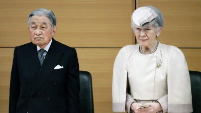 日本上皇明仁（左）到东京大学医院接受白内障手术，上皇后美智子入院陪伴。（路透社档案照）