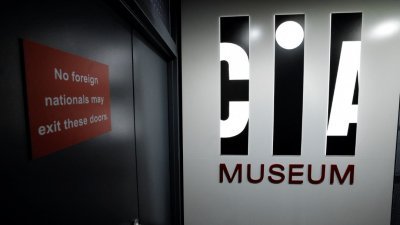 在中情局总部，新改建的中情局博物馆展示该间谍机构75年成立以来最具传奇色彩行动中的一些新解密的文物，该博物馆仍不向公众开放。（图取自路透社）