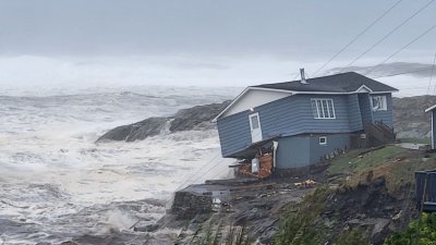 风暴菲奥娜肆虐加拿大东部，建在海边的住宅不敌风暴威力，摇摇欲坠。（图取自Wreckhouse Press/路透社）