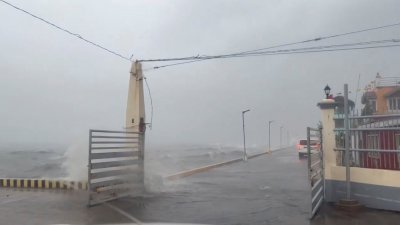台风诺鲁即将登陆菲律宾吕宋岛，奎松省波利洛受影响，海浪冲击著海岸上的道路。（图取自路透社）