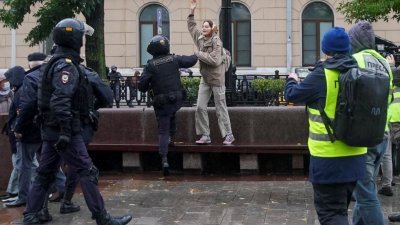 周六，反对派呼吁民众在莫斯科举行集会抗议部分动员令，示威者遭执法单位拘捕。（图取自路透社）