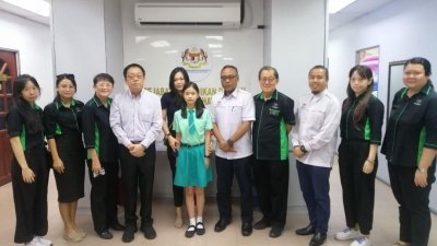 峇株巴辖县教育局官员亦在周日会见了林雨彤，并为周一启程参赛的林雨彤送上鼓励。