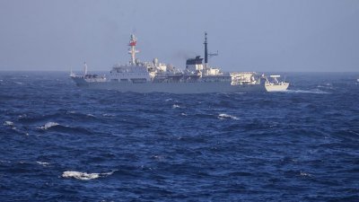 因应中国威胁，日本目前正朝强化防卫力方向前进。图为本月15日，在日本西南部屋久岛和口之良部岛附近的日本领海发现了一艘中国海军舰艇。（图取自日本防卫省联合参谋部/法新社）