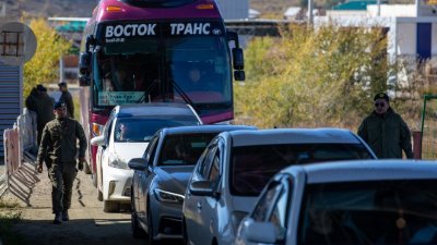 蒙古阿勒坦布拉格镇的边境警卫检查入境的俄国车辆。（图取自法新社）