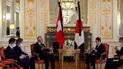 日本首相岸田文雄周一在东京的赤坂宫国宾馆，会晤前来出席前首相安倍晋三国葬的瑞士前总统布尔克哈尔特。（图取自路透社）