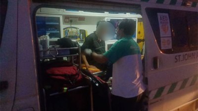 男子获救后，医护人员在救护车上为他进行检查。