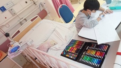李校屹喜欢画画，在医院治疗期间都会带上画纸及一套的彩色笔。
