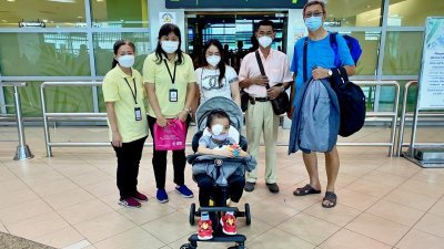 余盛泉及父母于周一启程飞往台湾接受治疗，大山脚瑶池金母慈善基金会志工带著众人的祝福到机场送别。