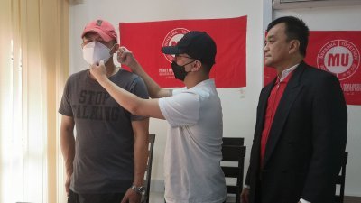 陈先生（左起）与翁先生向媒体示范，诈骗集团主管人员如何对不听话的“猪仔”拳打脚踢。右为王松富。