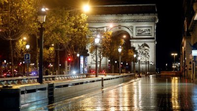 新冠肺炎疫情期间无人的巴黎街头。（路透社档案照）