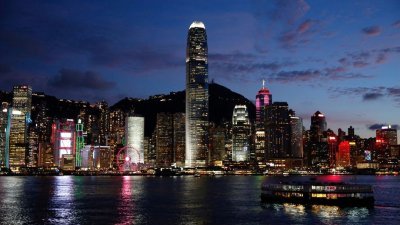 香港总商会调查显示，防疫措施确实对企业运营有著非常高的影响。图为香港维多利亚港的夜景。（图取自路透社）
