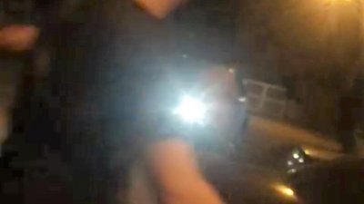 嫌犯在夜店外开车猛撞围观人群，拍摄视频男子高声呼叫人群闪躲。（视频截图）