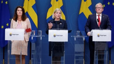 瑞典外长林德（左起）、瑞典首相安德松和瑞典防长胡尔特奎斯特于当地时间周二，就“北溪”天然气管道泄漏事件召开记者会。（图取自TT News Agency/路透社）