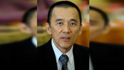 郑雨周过去曾任丹绒武雅州议员长达2届，直到2018年才宣布退出行动党。