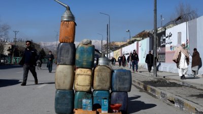 今年1月27日，在阿富汗喀布尔的一条公路上出售的汽油。（图取自路透社档案照）