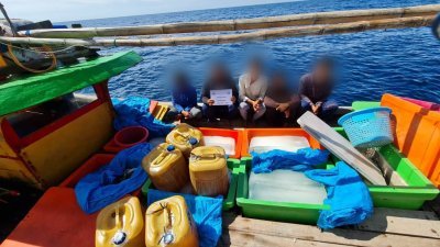 一艘载有5名船员的印尼渔船在槟州海域非法捕鱼，被大马海事执法局逮捕。
