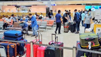 台湾逐步开放边境，入境居家检疫措施采两阶段方式调整，周四是第一阶段调整上路首日，返台旅客表示，从下飞机到出关，大约只花费半小时，速度相当快。（图取自中央社）