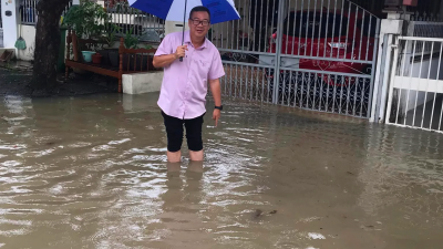 杨征家上周六到峇央峇鲁水灾区一带视察情况。（档案照）