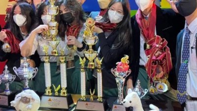 韩江中学高中组学生，在世界学者杯曼谷国际赛中赢取52枚金牌、31枚银牌，7个大奖。
