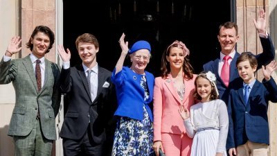 丹麦女王玛格丽特二世（左3）今年4月30日在弗雷登斯堡宫，接待约阿希姆王子（右2）一家6口。左起为尼古拉、费利克斯、玛丽王妃、雅典娜和和亨里克。（图取自网络）