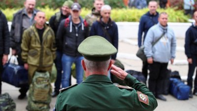 在俄罗斯伏尔加格勒地区的沃尔日斯基镇，一名俄罗斯军人周三在部分动员部队过程中的一个集合点向预备役军人讲话。（图取自路透社）