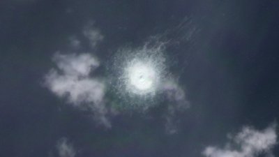 这张于周一拍摄并在周二发布的卫星图像显示，波罗的海丹麦博恩霍尔姆岛附近的“北溪-2”号天然气管道发生气体泄漏。（图取自Planet Labs PBC/路透社）