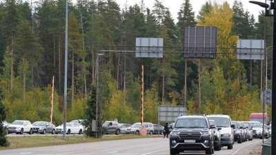 芬兰政府宣布9月30日关闭边境，拒绝俄罗斯游客入境。图为俄罗斯车辆23日涌入芬兰。（图取自路透社）