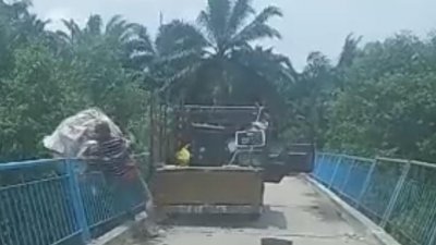 网传一名男子将垃圾从桥上抛入河视频，引来网民一阵挞伐，并引起警方关注。（视频截图）