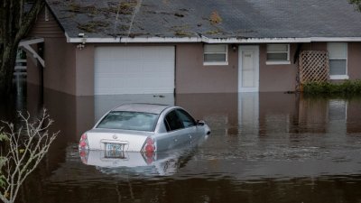 飓风伊恩登陆佛罗里达州，带来洪水淹没城镇。（图取自路透社）