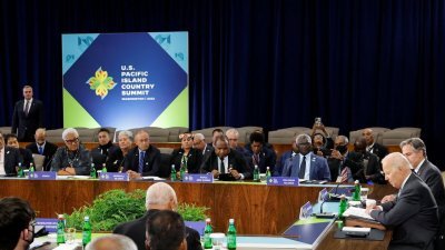 美国总统拜登（右前一）29日在美国主办的首场太平洋岛国峰会，宣布提供逾8亿美元援助太平洋岛国。 （图取自路透社）