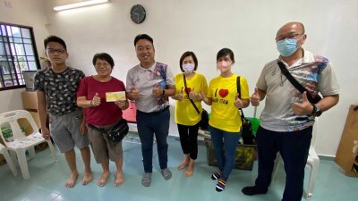 本报记者于周五下午移交善款予彭宥玮（左起）与李翠凤母子俩，并由黄顺祥见证。