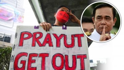 泰国宪法法院裁定，首相巴育（小图）没有超过任职的最长8年期限。一名示威者戴上写著“拒绝政变”的口罩，拿著“巴育下台”的标语牌，在曼谷市中心进行抗议。（图取自路透社、法新社）