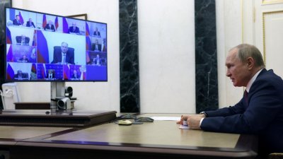 俄罗斯总统普京当地时间周四，在莫斯科通过视讯会议和高层国安官员通话。（图取自俄罗斯卫星通讯社/克里姆林宫/路透社）