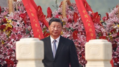 中国国家主席习近平周五在天安门广场，参与烈士纪念日花圈敬献仪式。（图取自路透社）