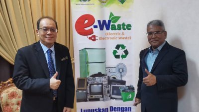 凯鲁阿米尔（右起）与市议会秘书卡玛鲁查曼呼吁市民响应收集电子垃圾活动。
