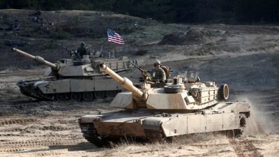 2021年3月26日，参与北约在拉脱维亚演习中的美军驾驶M1A1型“艾布拉姆斯”坦克。（图取自路透社档案照）