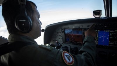 一名菲律宾海岸警卫队飞行员本月9日，飞越南海有争议的南沙群岛。（图取自路透社）