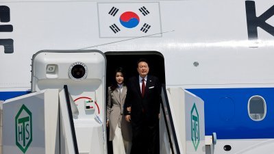 韩国总统尹锡悦和夫人金建希周四抵达日本东京国际机场（羽田机场）。（图取自路透社）
