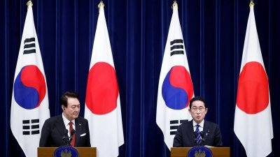 韩国总统尹锡悦（左）与日本首相岸田文雄，在周四会谈后举行联合记者会。（图取自路透社）
