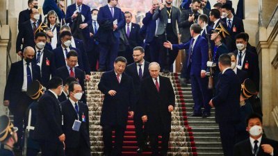 周二晚在克里姆林宫举行的招待会结束后，俄罗斯总统普京亲送中国国家主席习近平离开。（图取自俄罗斯卫星通讯社/克里姆林宫/路透社）
