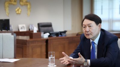 韩国总统尹锡悦本月18日，在首尔总统办公室接受路透社专访。（图取自路透社）