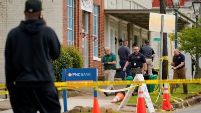 亚拉巴马州塔拉普萨县戴德维尔镇一家舞蹈工作室于上周六晚发生大规模枪击事件，执法人员隔天在被封锁起来的案发现场调查。（图取自路透社档案照）