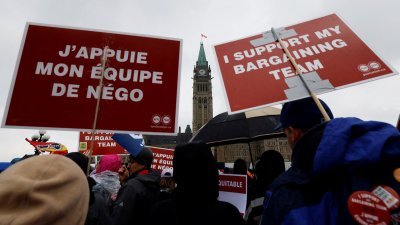 在加拿大安大略省渥太华，大约15万5000名加拿大公共服务联盟 (PSAC) 的会员继续罢工，纠察队上周三在国会山游行。（图取自路透社）