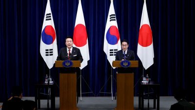 韩国总统尹锡悦（左）3月16日访问日本，并在东京首相官邸与日相岸田文雄一起出席联合新闻发布会。（图取自路透社档案照）