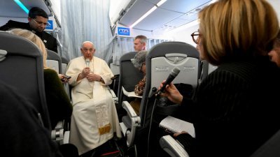罗马天主教教宗方济各当地时间周日，在他从匈牙利飞回梵蒂冈的专机上与随行的媒体讲话。（图取自梵蒂冈媒体/路透社）
