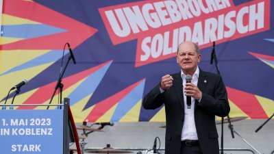 德国总理肖尔茨当地时间周一在科布伦茨，出席德国工会联合会组织的劳动节集会上致辞。（图取自路透社）