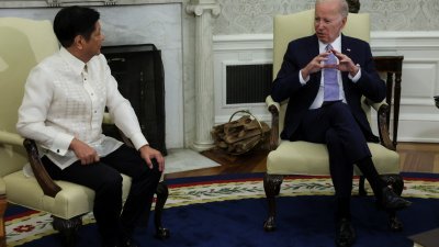 美国总统拜登当地时间周一在白宫椭圆形办公室，会晤到访的菲律宾总统小马科斯。（图取自路透社）